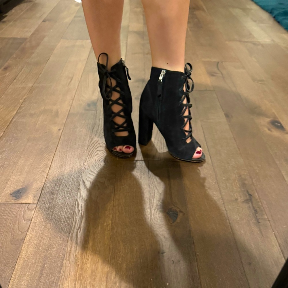 Sam Edelman YVIE black suede Lace Up peep toe booties | Size 5
